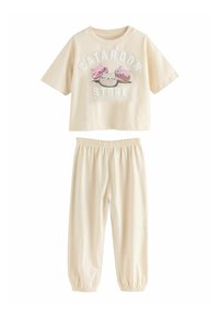 Beige tweedelige outfit bestaande uit een T-shirt met korte mouwen en een grafische print van een taart, en een broek met elastische taille en gathered cuffs.