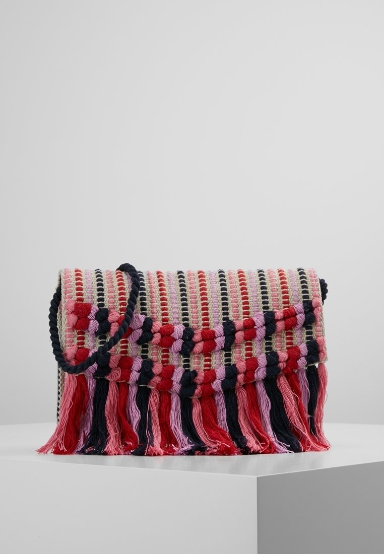 Borsa intrecciata con righe rosse, rosa e blu navy; presenta un fondo frangiato e una tracolla intrecciata, realizzata in materiale tessile.