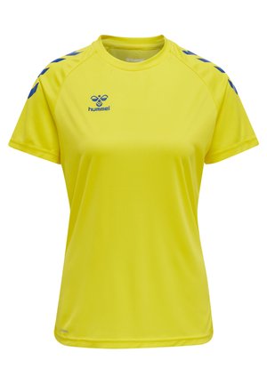 Żółta koszulka sportowa wykonana z gładkiego, oddychającego materiału. Posiada niebieskie logo oraz wzorzyste akcenty na rękawach. Krótkie rękawy i okrągły dekolt.