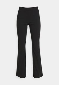Pantalon noir évasé avec une texture lisse, taille haute et fentes latérales à l'ourlet pour une plus grande liberté de mouvement. Design simple et sans ornements.