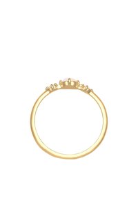 Guldring med en central opalsten som hålls på plats av sex klor; slät band med en polerad finish, minimalistisk design.