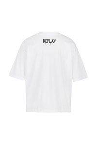 Witte katoenen t-shirt met korte mouwen. Zwarte tekst "REPLAY" gedrukt op de achterkant, met een druppelend ontwerpdetail.