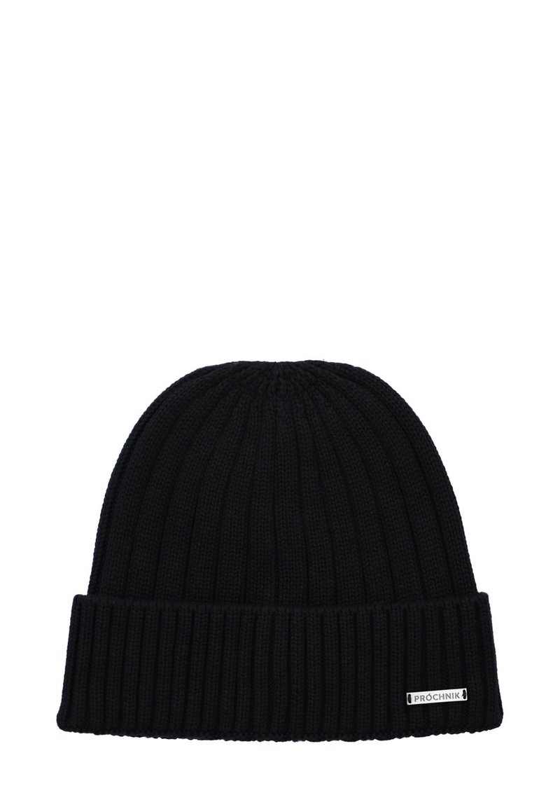 Czarna dzianinowa czapka beanie z prążkowanym wzorem, z podwiniętym mankietem i małą metką marki z boku. Prosty, funkcjonalny design.