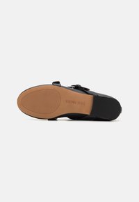 Steve Madden BAYLEN - Ballerinaskor med remmar - black