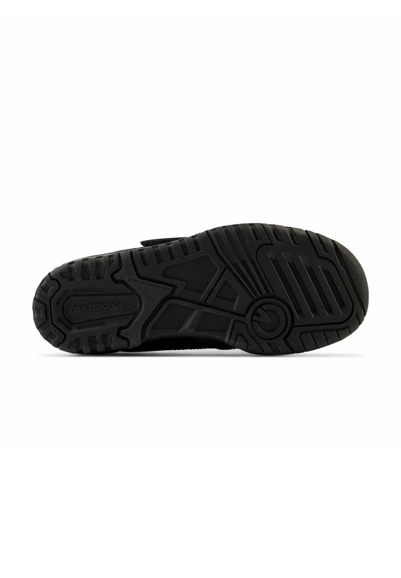 Semelle de chaussure de sport noire avec caoutchouc texturé, présentant des rainures et des motifs pour l'adhérence. Logo "New Balance" estampé sur le côté.