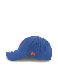 Casquette de baseball bleue avec des accents orange. Présente un pic courbé et un logo brodé à l'avant. Fabriquée en tissu en coton avec un design structuré.
