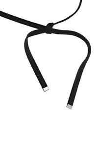 Sort læderrem med en mat tekstur, prydet med sølv metal detaljer i enderne. Enkel design, bundet i midten.