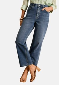 REGULAR FIT - CROP  - Flared-farkut - mid wash blue