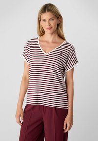 Burgunder- und weiße gestreifte V-Ausschnitt-T-Shirt aus Baumwolle mit kurzen Ärmeln. Verfügt über ein kleines gesticktes Logo und einen lockeren Schnitt.