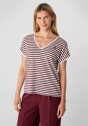 T-shirt à rayures en V en coton bordeaux et blanc avec des manches courtes. Présente un petit logo brodé et une coupe décontractée.
