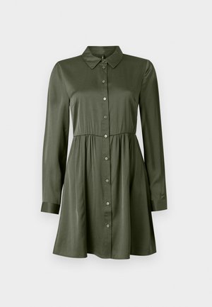 Vestido de botonadura larga de color verde oliva, con cintura ajustada y cuello, falda ligeramente acampanada y mangas con puños.