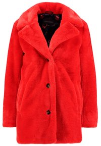 Abrigo de piel sintética roja con gran cuello de muesca, cierre frontal con botones y bolsillos laterales. Tejido suave y texturizado con un ajuste relajado.
