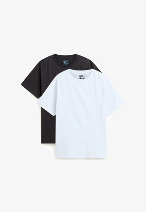 To korteærmede T-shirts i sort og lysegrå bomuld. Rund halsudskæring, afslappet pasform, ingen mønstre, og mærker synlige på indersiden af halsen.