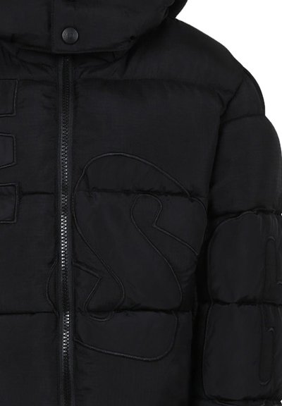 Giubbotto imbottito nero con zip frontale, caratterizzato da un design trapuntato, grande logo ricamato e cappuccio. Il materiale appare liscio con una leggera lucentezza.