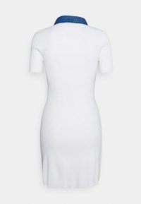 Robe blanche côtelée avec manches courtes et col en denim. Le modèle pr ésente une silhouette ajustée et un ourlet légèrement évasé.