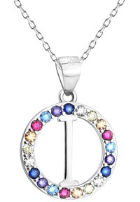 Sølv halskæde med en cirkulær vedhæng, der har et centralt "I"-bogstav, omkranset af multifarvede ædelstene. Kæde-link designet tilføjer elegance.