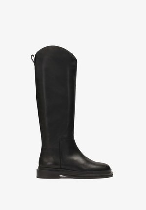 Schwarze Lederstiefel bis zum Knie mit glatter Oberfläche, abgerundetem oberen Rand, robustem Sohlen und minimalistischem Design. Mit einer Schlaufe an der Rückseite für einfaches Anziehen.