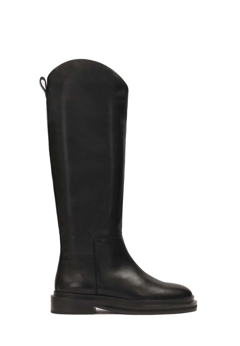 Botte noire en cuir montée jusqu’au genou avec une finition lisse, un haut arrondi, une semelle robuste et un design minimaliste. Elle dispose d'une languette à l'arrière pour un enfilage facile.