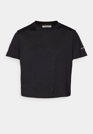 Čierne tričko s krátkym rukávom v uvoľnenom strihu, vyrobené z mäkkej tkaniny s hladkou textúrou, s jemným logom značky na rukáve.
