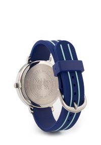 Bracelet de montre en silicone bleu avec des accents bleu clair ; le dos en acier inoxydable présente des détails gravés. Boîtier rond, conception étanche.