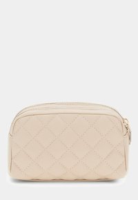 Pochette cosmetica beige trapuntata con chiusura a zip, realizzata in morbido materiale in pelle, di forma arrotondata e con dettagli di cucitura sottili.