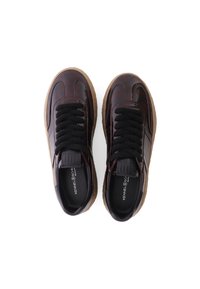 Leder-Sneaker in dunkelburgunderrot, mit strukturiertem Finish, schwarzen Schnürsenkeln und brauner Gummisohle, mit geprägtem Branding auf der Zunge.