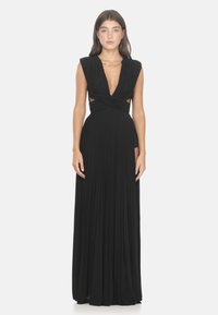 Abito nero plissettato con scollatura a V profonda, maniche a cappuccio e dettagli ritagliati in vita, realizzato in un tessuto testurizzato e aderente.