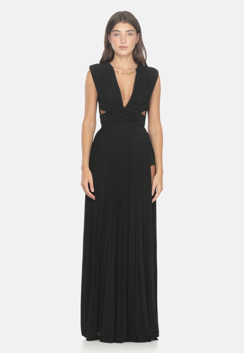 Abito nero plissettato con scollatura a V profonda, maniche a cappuccio e dettagli ritagliati in vita, realizzato in un tessuto testurizzato e aderente.