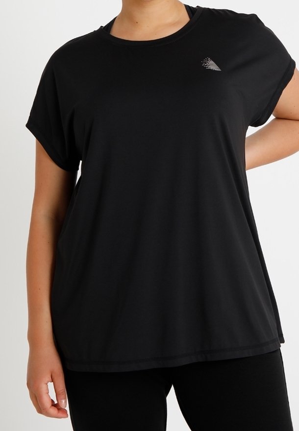 Svart sport-t-shirt med korta ärmar, rund halsringning och en diskret silverlogotyp på bröstet, tillverkad av lätt och andningsbart tyg.