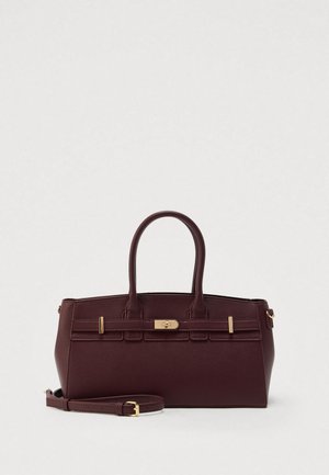 Sac à main en cuir bordeaux avec deux poignées supérieures et une bandoulière amovible. Dispose de ferrures dorées et d'un design structuré avec des accents horizontaux.
