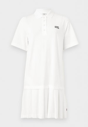 Robe polo blanche à manches courtes avec patte de boutonnage, col, jupe plissée et logo "JOOP! JEANS" sur la poitrine gauche.