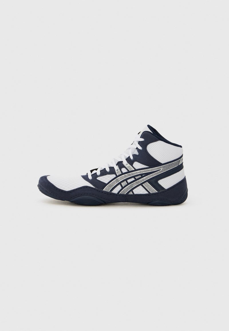 Pantofii sport înalt în nuanțe de bleumarin și alb, având un superior din plasă texturată, închidere cu șireturi și talpa din cauciuc cu dungi diagonale.