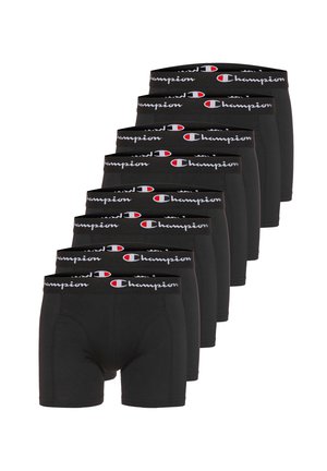 Stapel von sieben schwarzen Herren-Boxershorts mit Champion-Logo auf den elastischen Bundbändern.