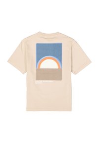 Beige Baumwoll-T-Shirt mit einem Grafikdruck auf blauem Hintergrund, orangenem und weißem kreisförmigen Design sowie dem Text "DIGITAL SUNDOWN".