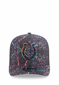 Casquette snapback noire avec un motif de taches colorées, présentant un logo brodé en relief à l'avant et une visière courbée.