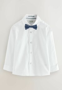 Weißes, langärmeliges Hemd mit Knopfleiste und spitzem Kragen sowie marineblauer Fliege, präsentiert vor hellem Hintergrund.