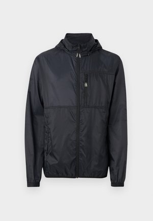 Μαύρο ελαφρύ μπουφάν με κουκούλα, εμπρόσθιο φερμουάρ, τσέπη στο στήθος με φερμουάρ και ελαστικές μανσέτες, παρουσιασμένο σε λευκό φόντο.