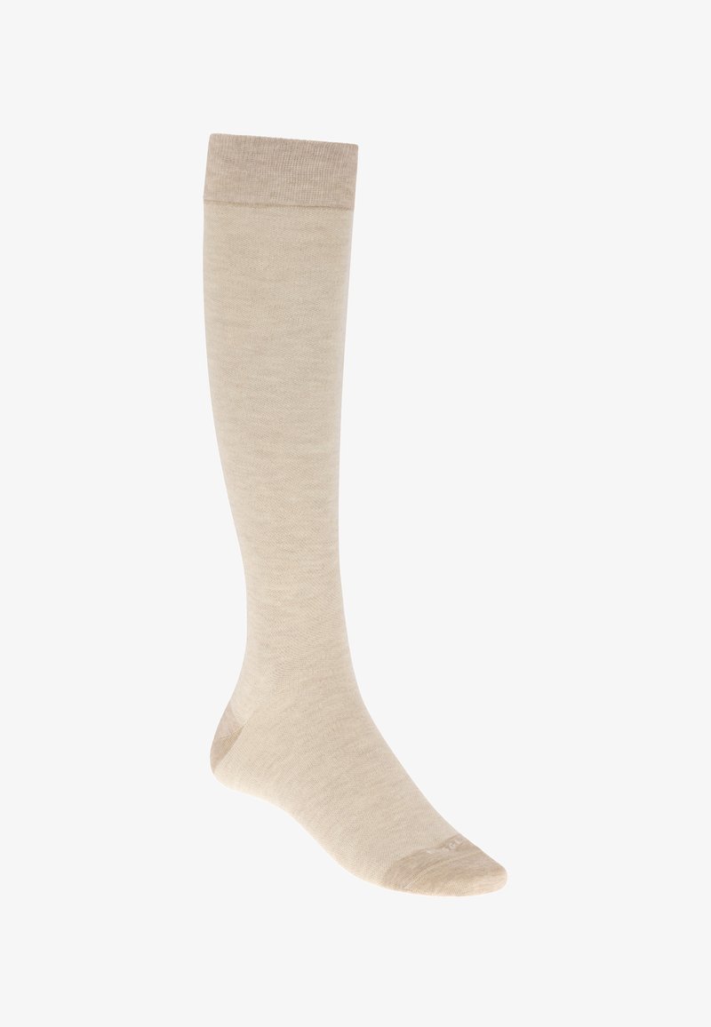 Chaussette beige unique montant jusqu'au genou avec bout et bord renforcés, présentée à la verticale sur un fond blanc.