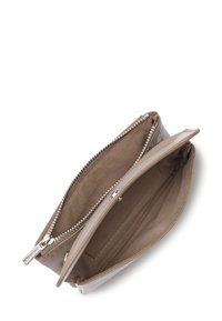 Portafoglio con zip in morbida pelle marocchino, dotato di due scomparti, texture liscia e dettagli con zip in tonalità argentata. L'interno presenta una foderatura in tessuto neutro.