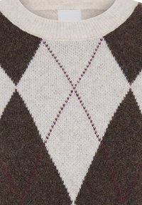 Pull tricoté avec un grand motif losange en crème, marron et bordeaux et un col côtelé crème.