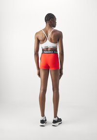 Nike Performance 365 SHORT - Leggings - light crimson/white