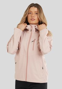 Lys pink vandtæt jakke med lynlåslukning foran, justerbar hætte og lommer. Har sorte detaljer og en tætsiddende design.