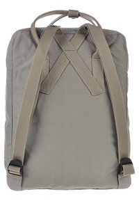 Rucsac din țesătură gri, cu bretele ajustabile cusute în cruce, formă rectangulară, textură netedă și accesorii din plastic pentru închidere sigură.