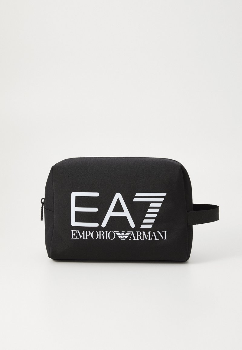 Borsa cosmetica nera realizzata in materiale durevole, caratterizzata da un prominente logo EA7 bianco e il testo "Emporio Armani". Include una maniglia laterale e una chiusura con zip.