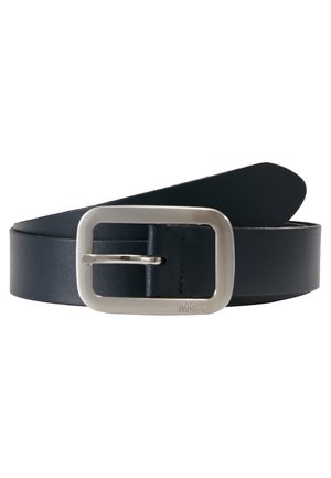 Ceinture en cuir bleu marine avec une boucle en métal argenté rectangulaire, présentant une texture lisse et des bords nets. Design simple sans motifs.