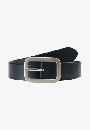 Ceinture en cuir bleu marine avec une boucle en métal argenté rectangulaire, présentant une texture lisse et des bords nets. Design simple sans motifs.