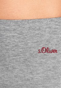 Tessuto grigio con una texture morbida; presenta un logo ricamato "s.Oliver" rosso lungo il bordo. Design semplice e aderente.
