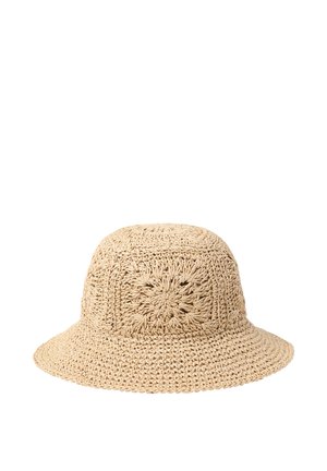 Beige hæklet bøttehat med et detaljeret vævet blomstermønster i kvadrat på kronen og en bred, tekstureret skygge.