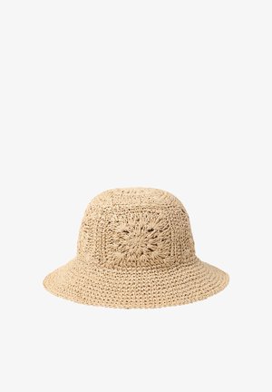Beige hæklet bøttehat med et detaljeret vævet blomstermønster i kvadrat på kronen og en bred, tekstureret skygge.
