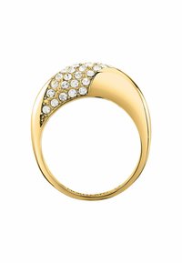 Anello in oro con un design curvo e una finitura lucida. Un lato è adornato con cristalli trasparenti, creando un contrasto di texture.